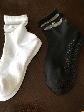 NWOT ALO Yoga Non-Slip Ankle Socks - White & Black